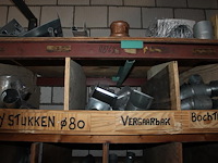 Regenwaterafvoer producten in kast w.o. wrongen, bladvangers, tapbuizen, bochten, pen en beugels en stadsui... - afbeelding 5 van  7