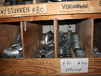 Regenwaterafvoer producten in kast w.o. wrongen, bladvangers, tapbuizen, bochten, pen en beugels en stadsui... - afbeelding 6 van  7