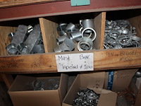 Regenwaterafvoer producten in kast w.o. wrongen, bladvangers, tapbuizen, bochten, pen en beugels en stadsui... - afbeelding 7 van  7