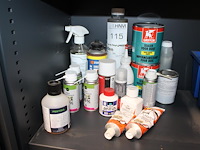 Reinigings- en sealmiddelen op schap in diverse aangebroken flacons. - afbeelding 1 van  1