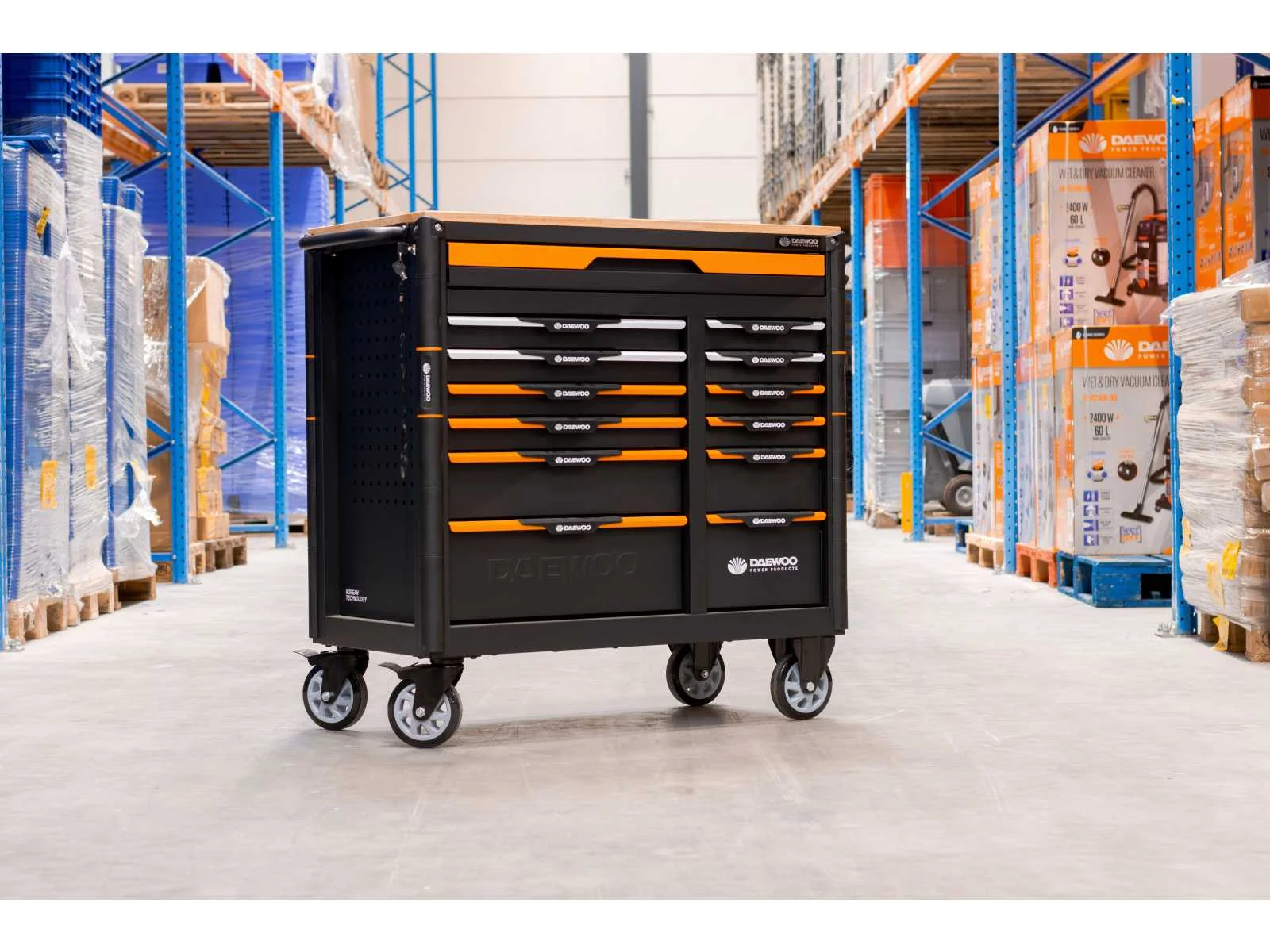 Reinigingsmachines, grondverzetmachines, generatoren en gereedschappen