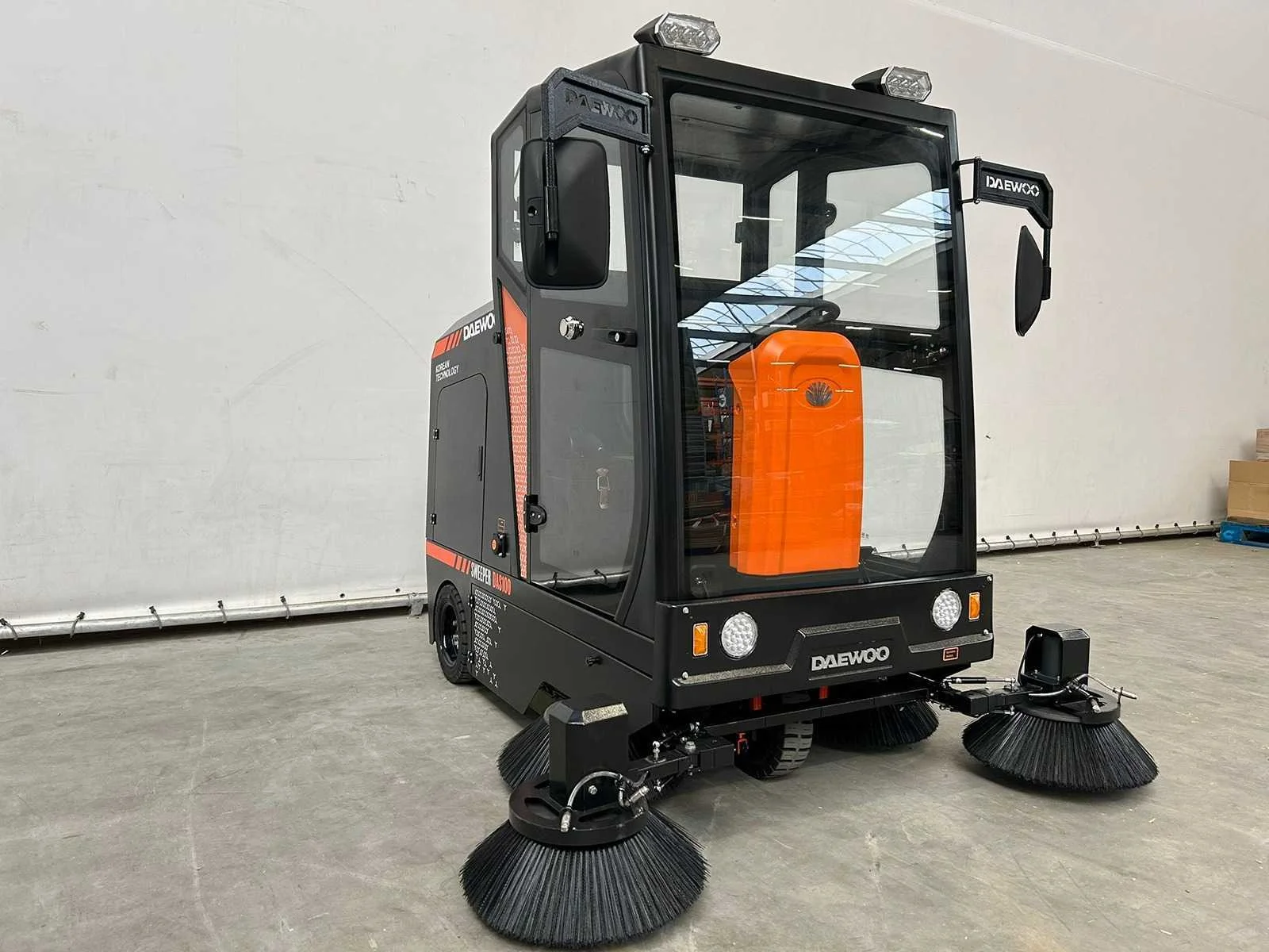 Reinigingsmachines, minigravers, hoogwerkers en gereedschappen