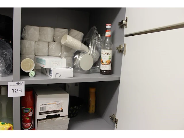 Reinigingsproducten, koffie, disposables en vuilniszakken in kast. - afbeelding 1 van  3