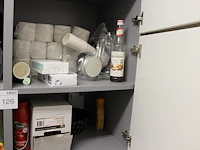 Reinigingsproducten, koffie, disposables en vuilniszakken in kast. - afbeelding 1 van  3