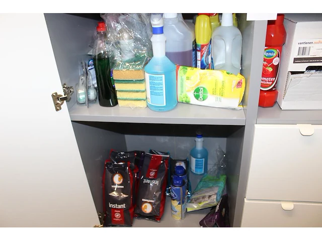 Reinigingsproducten, koffie, disposables en vuilniszakken in kast. - afbeelding 2 van  3