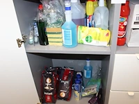 Reinigingsproducten, koffie, disposables en vuilniszakken in kast. - afbeelding 2 van  3