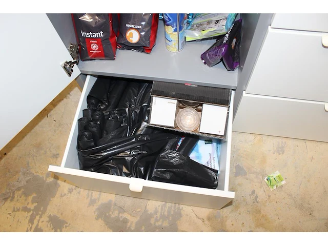 Reinigingsproducten, koffie, disposables en vuilniszakken in kast. - afbeelding 3 van  3