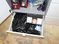 Reinigingsproducten, koffie, disposables en vuilniszakken in kast. - afbeelding 3 van  3