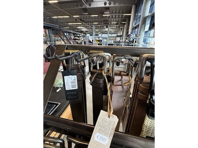Rek met 118x riem o.a. the buttermaker, the belt atelier - afbeelding 2 van  13