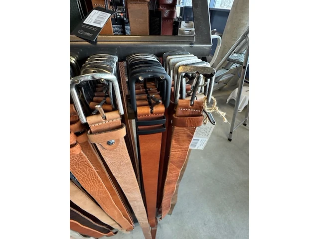 Rek met 118x riem o.a. the buttermaker, the belt atelier - afbeelding 5 van  13