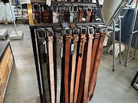Rek met 118x riem o.a. the buttermaker, the belt atelier