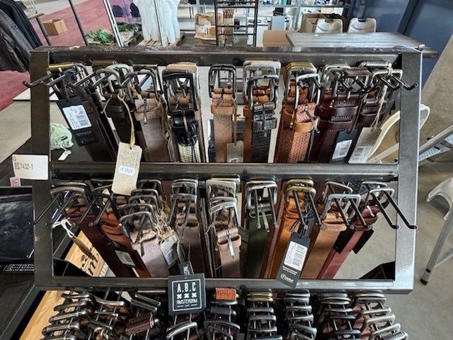 Rek met 118x riem o.a. the buttermaker, the belt atelier - afbeelding 7 van  13