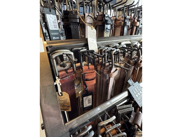 Rek met 118x riem o.a. the buttermaker, the belt atelier - afbeelding 9 van  13
