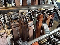 Rek met 118x riem o.a. the buttermaker, the belt atelier - afbeelding 10 van  13