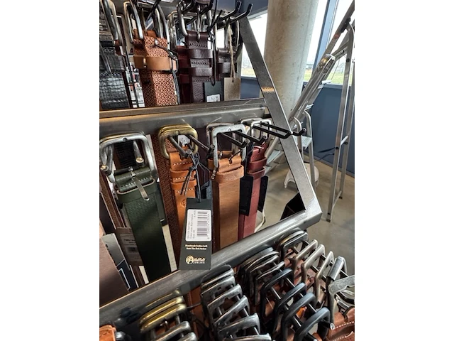 Rek met 118x riem o.a. the buttermaker, the belt atelier - afbeelding 11 van  13