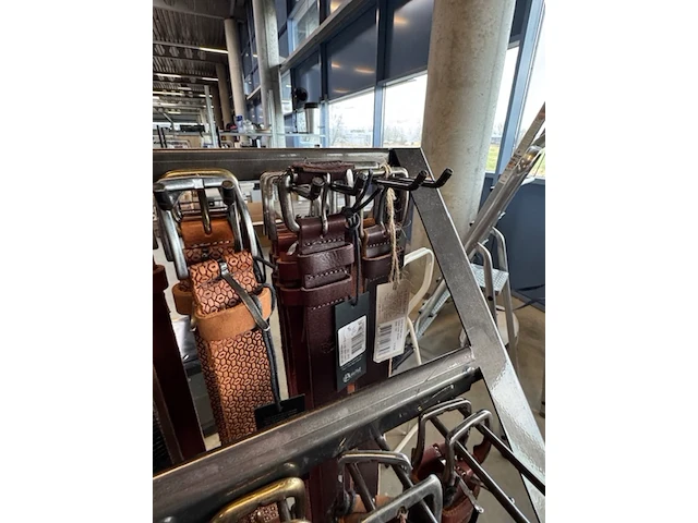 Rek met 118x riem o.a. the buttermaker, the belt atelier - afbeelding 12 van  13