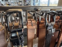 Rek met 118x riem o.a. the buttermaker, the belt atelier - afbeelding 13 van  13