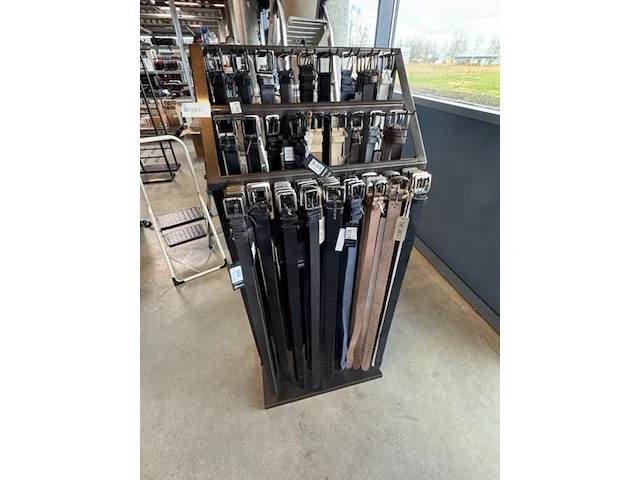 Rek met 88x riem o.a. the belt, the belt atelier - afbeelding 1 van  8