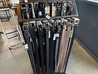Rek met 88x riem o.a. the belt, the belt atelier