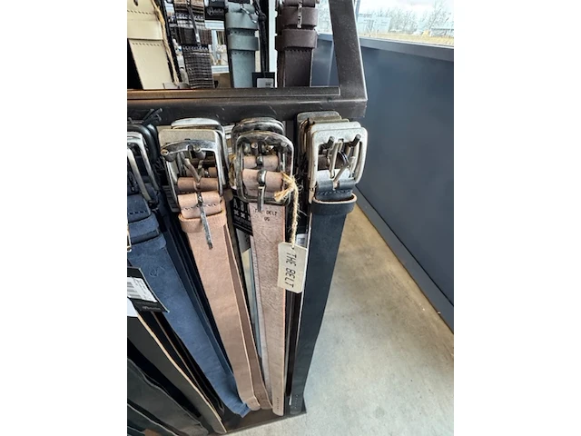 Rek met 88x riem o.a. the belt, the belt atelier - afbeelding 4 van  8