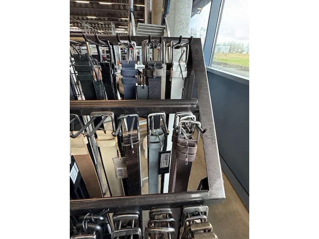 Rek met 88x riem o.a. the belt, the belt atelier - afbeelding 5 van  8