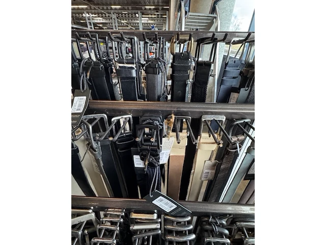 Rek met 88x riem o.a. the belt, the belt atelier - afbeelding 6 van  8