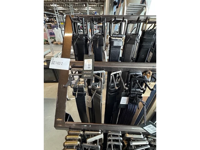 Rek met 88x riem o.a. the belt, the belt atelier - afbeelding 7 van  8