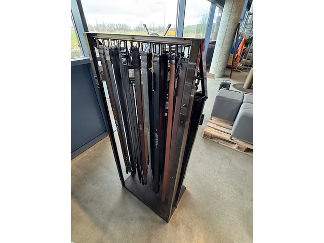 Rek met 88x riem o.a. the belt, the belt atelier - afbeelding 8 van  8