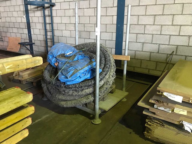 Rek met drainage buis - afbeelding 1 van  3