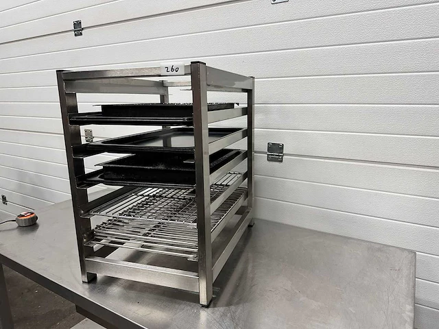 Rek met oven roosters - afbeelding 1 van  4