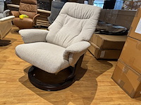 Relaxfauteuil. beige stof, manueel verstelbaar, zwarte poot