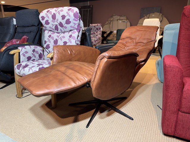 Relaxfauteuil, bruin leer, manueel verstelbaar, zwarte poot - afbeelding 1 van  6