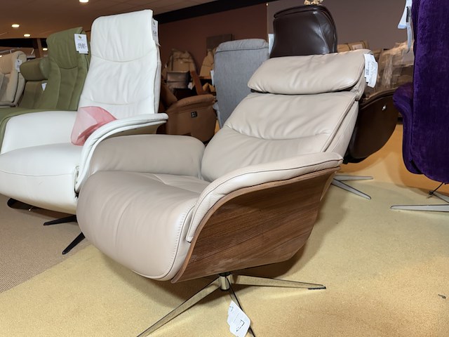 Relaxfauteuil, taupe leer, manueel verstelbaar,design, chromen poot - afbeelding 2 van  5