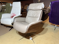 Relaxfauteuil, taupe leer, manueel verstelbaar,design, chromen poot - afbeelding 3 van  5