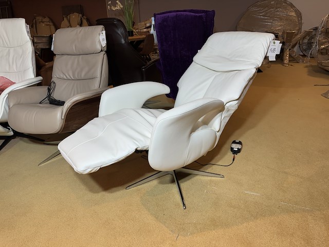 Relaxfauteuil, wit leer, elektrisch verstelbaar,design, chromen poot - afbeelding 2 van  6