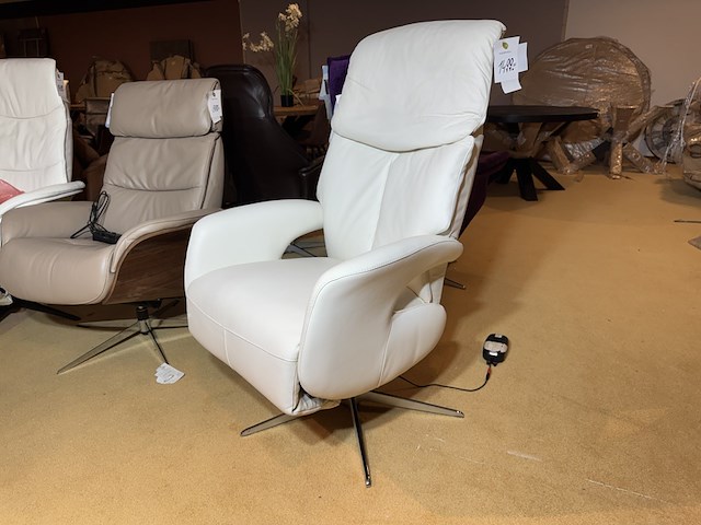 Relaxfauteuil, wit leer, elektrisch verstelbaar,design, chromen poot - afbeelding 3 van  6