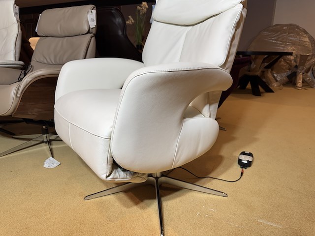 Relaxfauteuil, wit leer, elektrisch verstelbaar,design, chromen poot - afbeelding 4 van  6
