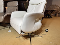 Relaxfauteuil, wit leer, elektrisch verstelbaar,design, chromen poot - afbeelding 4 van  6
