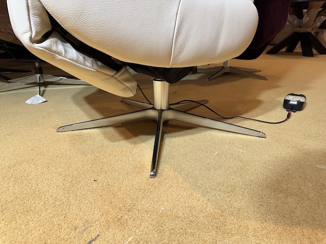 Relaxfauteuil, wit leer, elektrisch verstelbaar,design, chromen poot - afbeelding 5 van  6