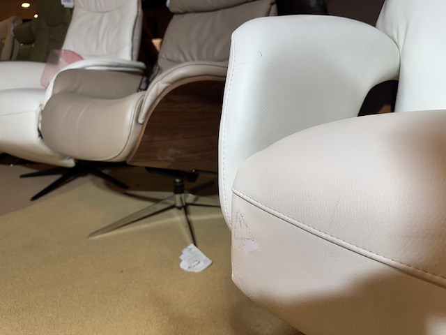 Relaxfauteuil, wit leer, elektrisch verstelbaar,design, chromen poot - afbeelding 6 van  6