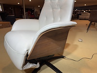 Relaxfauteuil, wit leer, elektrisch verstelbaar,design, zwarte poot - afbeelding 6 van  11