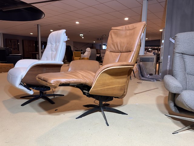 Relaxfauteuil, wit leer, elektrisch verstelbaar,design, zwarte poot - afbeelding 9 van  11