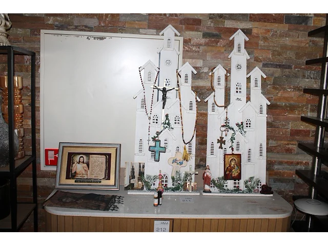 Religieuze accessoires w.o. kruizen, rozenkransen, etc. - afbeelding 1 van  3
