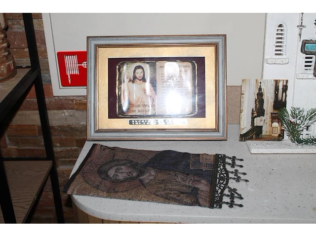 Religieuze accessoires w.o. kruizen, rozenkransen, etc. - afbeelding 2 van  3