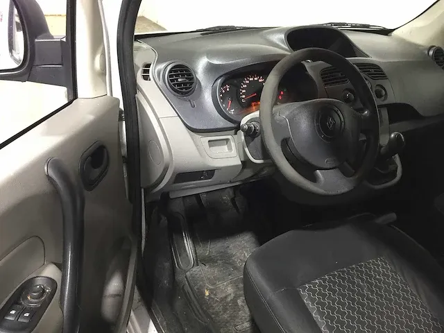 Renault - 1.5 dci 70 confort - v-800-gr - afbeelding 18 van  18