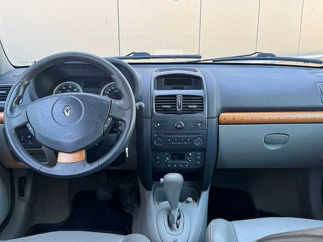 Renault - 2004 - clio - 1.6-16v initiale - automaat - 12-nn-dv - afbeelding 2 van  13