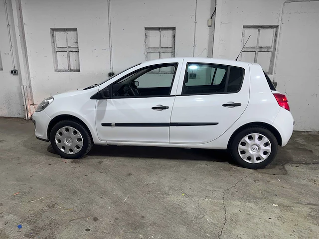 Renault - clio - 1.2-16v authentique - 09-tv-tz - afbeelding 2 van  18