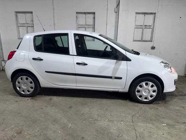 Renault - clio - 1.2-16v authentique - 09-tv-tz - afbeelding 6 van  18