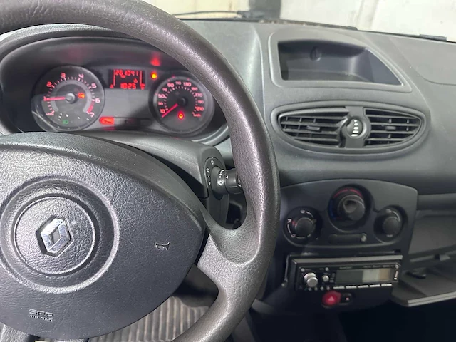 Renault - clio - 1.2-16v authentique - 09-tv-tz - afbeelding 9 van  18