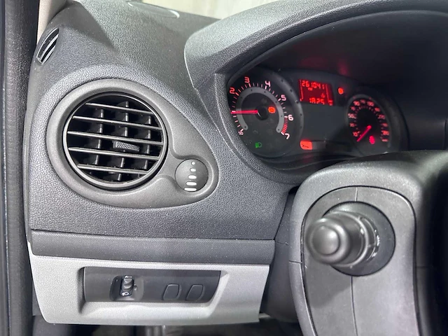 Renault - clio - 1.2-16v authentique - 09-tv-tz - afbeelding 4 van  18